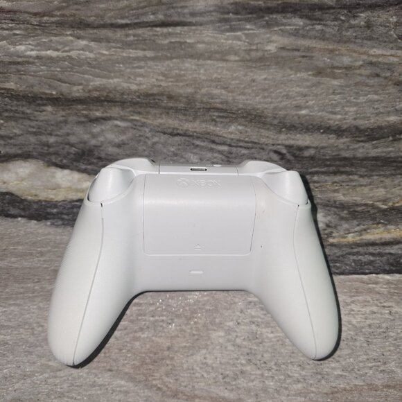 Xbox Wireless Controller – White – Works – Moderate Stick Drift (Read) - Picture 2 of 3